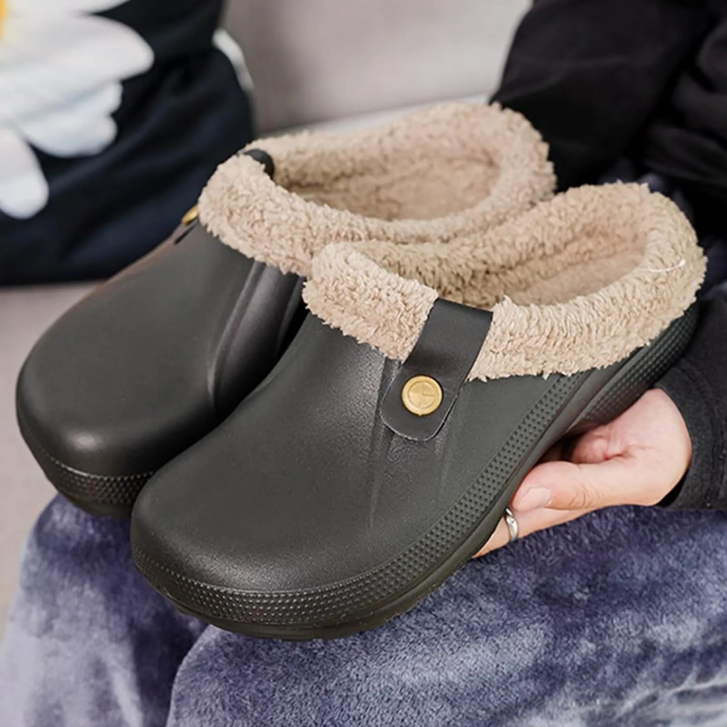 Fur Lined Clogs Waterproof Slippers Fleece Lined Clogs for Women Men Fuzzy Winter Warm Indoor Outdoor Shoes