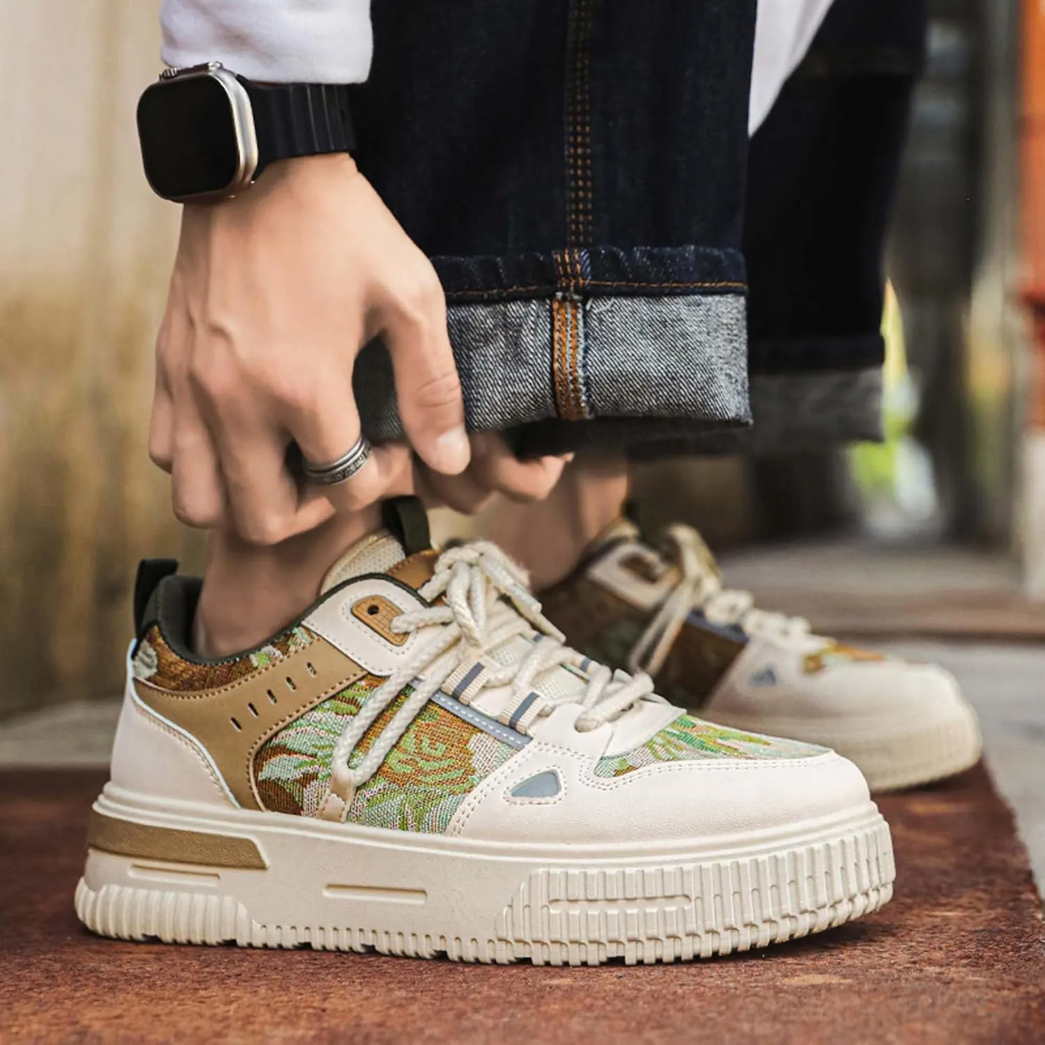 Mens and Womens Anti Slip and Wear Resistant Rubber Soles Skateboard Shoes Tie Up Low Top Casual Sneakers Breathable Thick Soled Walking Shoes Patterned Short Distance Running Shoes