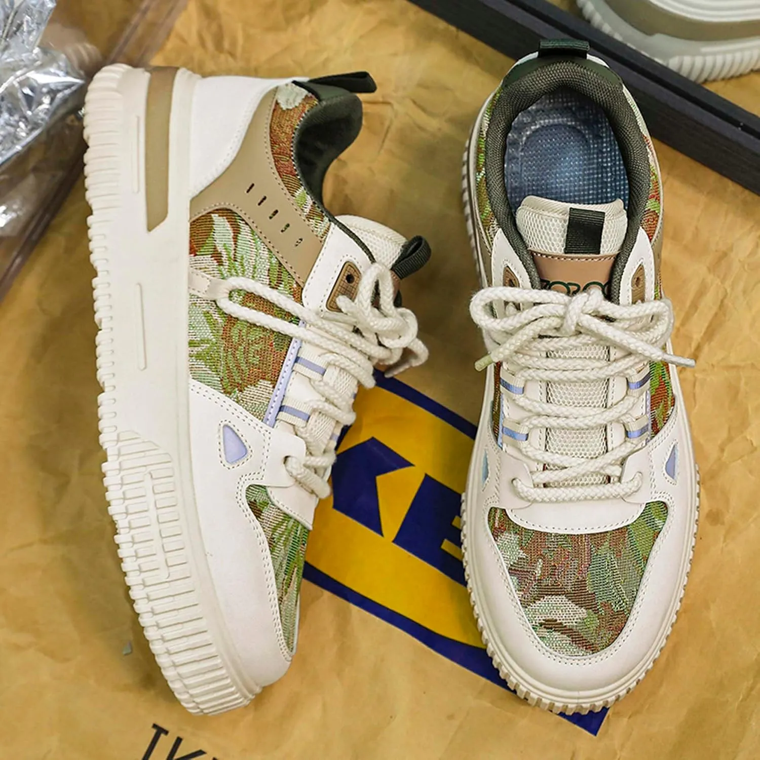 Mens and Womens Anti Slip and Wear Resistant Rubber Soles Skateboard Shoes Tie Up Low Top Casual Sneakers Breathable Thick Soled Walking Shoes Patterned Short Distance Running Shoes