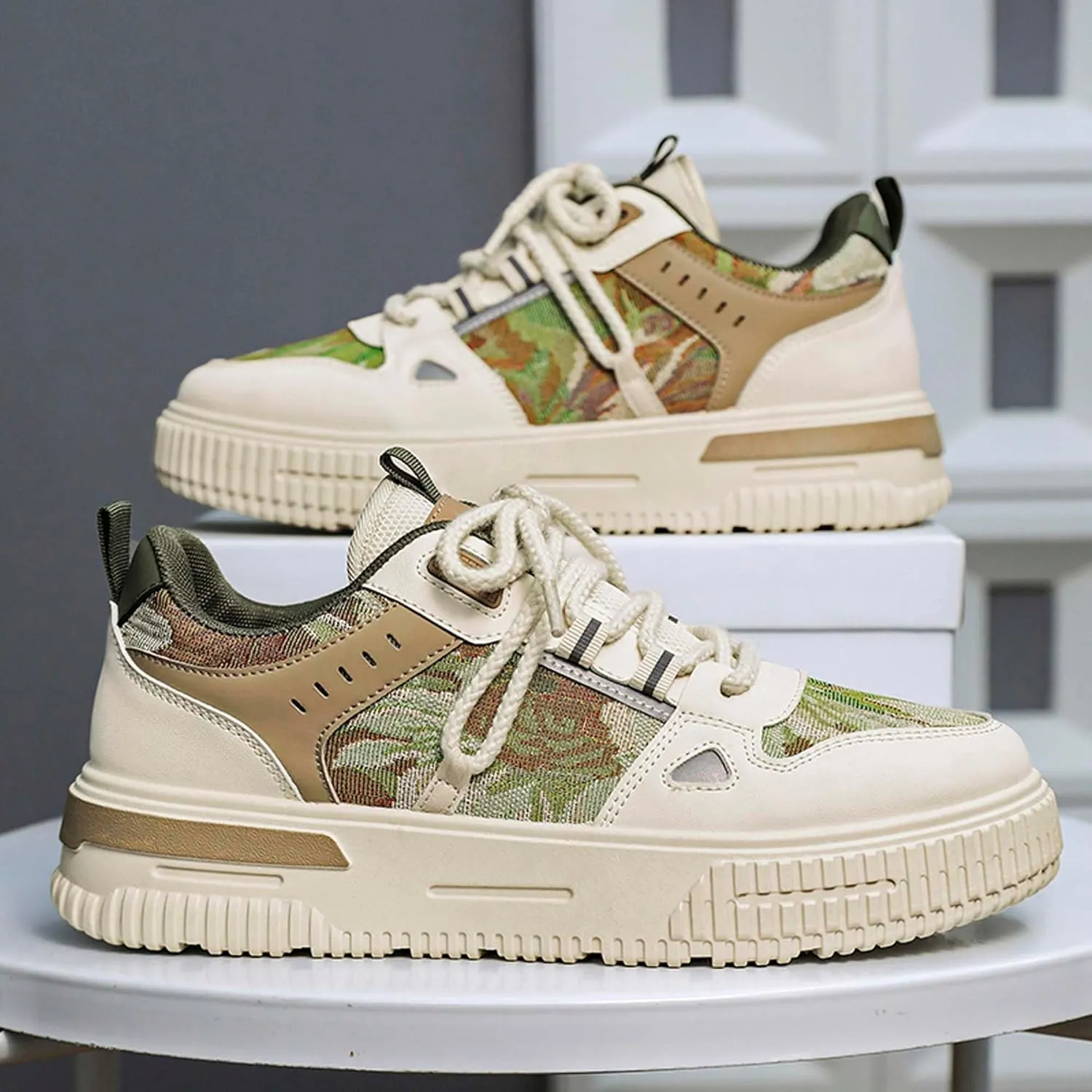 Mens and Womens Anti Slip and Wear Resistant Rubber Soles Skateboard Shoes Tie Up Low Top Casual Sneakers Breathable Thick Soled Walking Shoes Patterned Short Distance Running Shoes